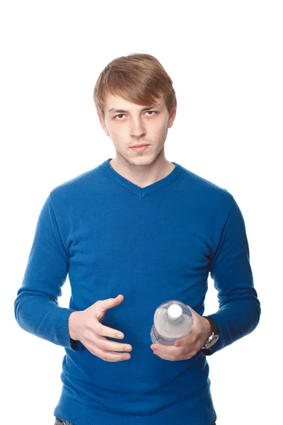 Portrait d'un beau jeune homme avec une bouteille d'eau sur un blanc — Photo