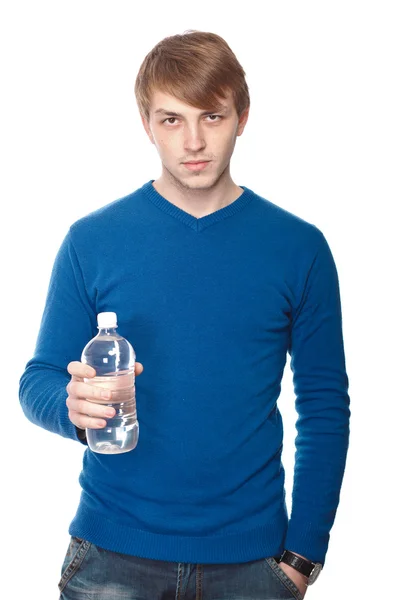 Portrait d'un beau jeune homme avec une bouteille d'eau sur un blanc — Photo