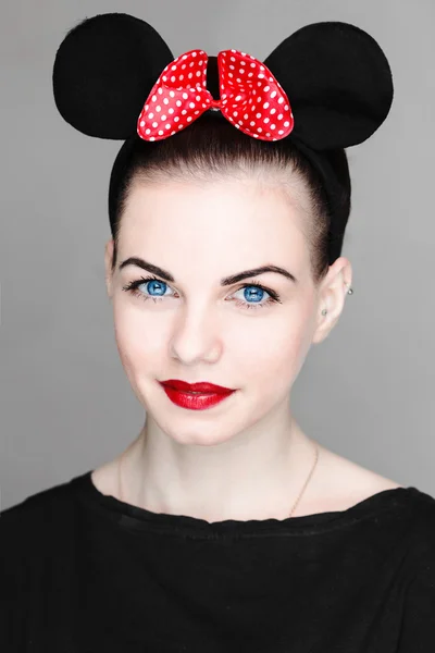 Beautiful young girl with a beautiful bow with polka dots and mo — Stock Photo, Image