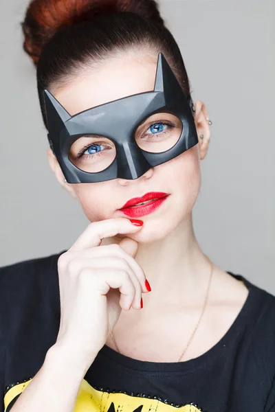 Hermosa joven hermosa chica en una máscara de superhéroe en el stu —  Fotos de Stock