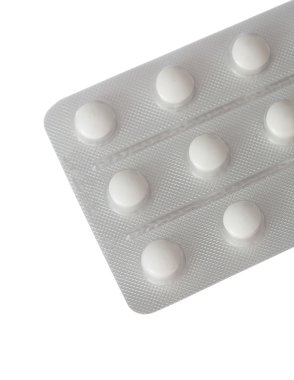 Beyaz arka plan üzerinde izole yakın çekim ambalaj hapları