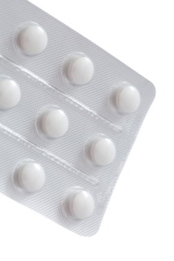 Beyaz arka plan üzerinde izole yakın çekim ambalaj hapları