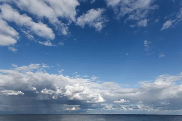 Playa tropical exótica, arena dorada y hermosas nubes — Foto de Stock