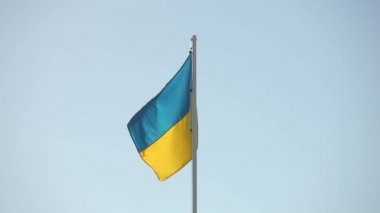 Ukrayna bayrağı rüzgara karşı bir zemin mavi gökyüzünde uçar
