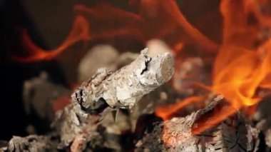 açık havada mangal ve ızgara için yakacak odun yanan