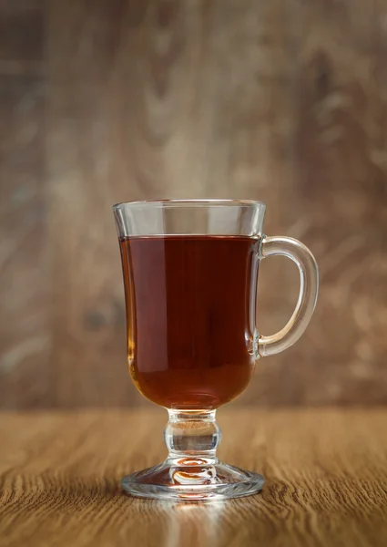 Tasse de thé sur fond de bois — Photo