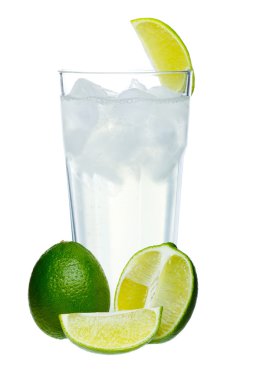 Mojito cam beyaz zemin üzerine dilimlenmiş limon ile