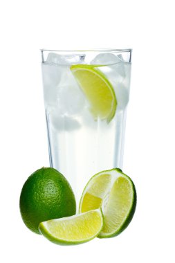 Mojito cam beyaz zemin üzerine dilimlenmiş limon ile