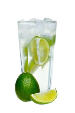 Mojito cam beyaz zemin üzerine dilimlenmiş limon ile