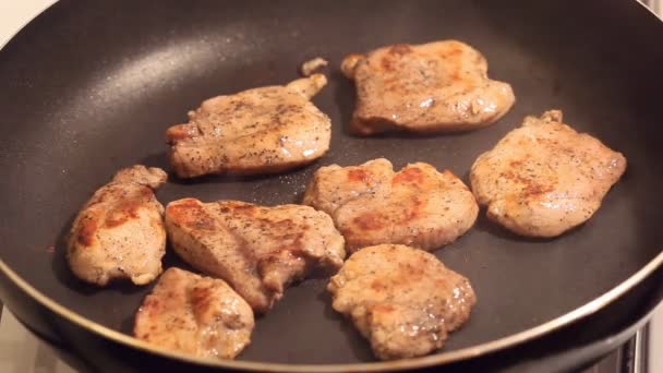 Pedaços de carne fritos em uma panela com óleo vegetal — Vídeo de Stock