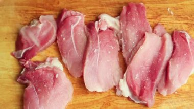 Yakın çekim biri mutfakta kesme tahtası üzerinde kesme domuz