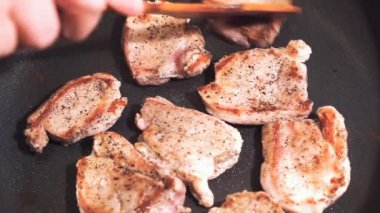 Süreç yakıcı tava, ev aşçı üzerinde kırmızı bir organik et pişirme