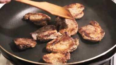 bir tavada, hazırlama ve et lokanta mutfağı spicing Şef et kızartma