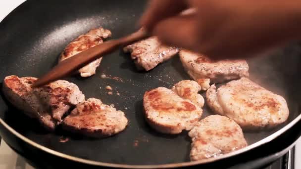 Smažit maso na pánvi, šéfkuchař připravuje a kořenící maso restaurace kuchyně — Stock video