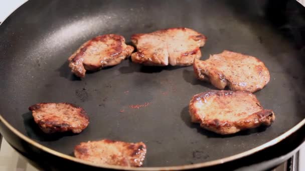 Fry the meat in a frying pan, Chef preparing and spicing meat restaurant kitchen — Stock Video