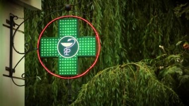 Yeşil eczane Neon tabela Sağlık Örgütü, ilaçların satışı çapraz.