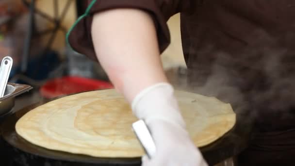 Una mujer manos haciendo panqueques en el mercado callejero — Vídeos de Stock