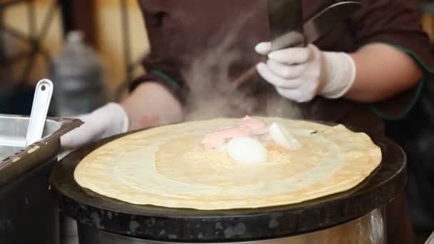 A woman hands making a pancakes at street market — Stock Video