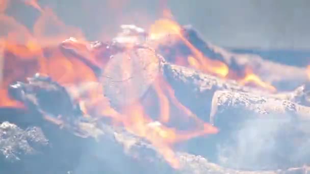 Ramas de madera de cerezo apiladas en una barbacoa ardiendo llamas de color rojo brillante — Vídeo de stock