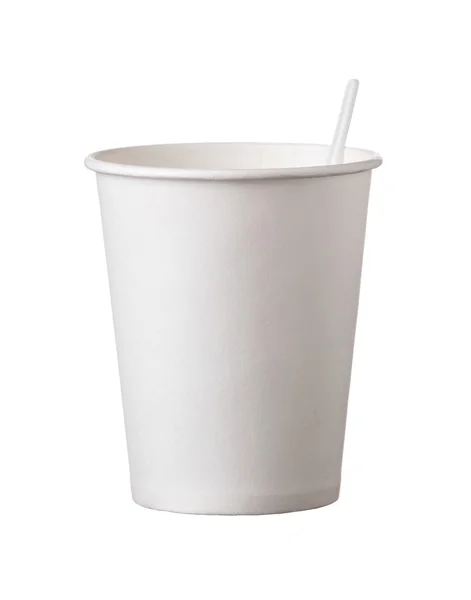Одноразовая чашка с кофе и ложкой на белом фоне — стоковое фото