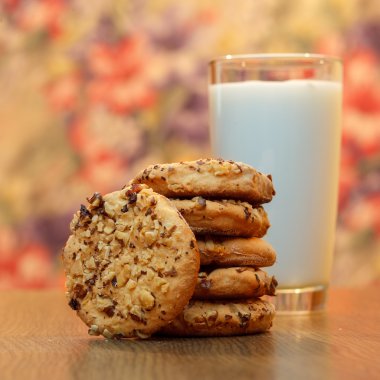 Ahşap bir masaya vurdu bir ev yapımı yulaf ezmeli kurabiye yığını. Sığ derinliği alan ve sıcak renk tonu ile vurdu.