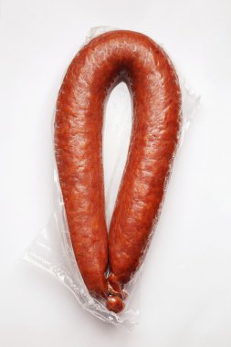 sosis vakum Pack gri arka plan üzerinde izole