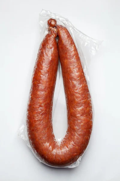 sosis vakum Pack gri arka plan üzerinde izole