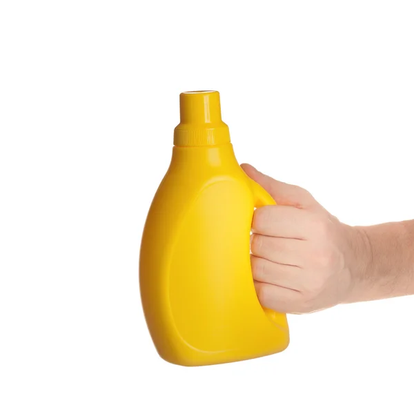 Mano sosteniendo botella de plástico amarillo aislado sobre fondo blanco — Foto de Stock