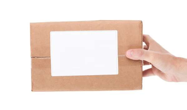 Mão segurando caixa de correio de papelão isolado em um fundo branco — Fotografia de Stock