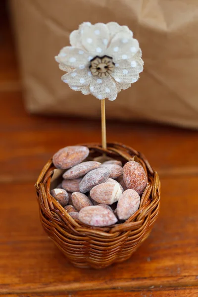 Nueces en una bolsa de papel kraft marrón —  Fotos de Stock