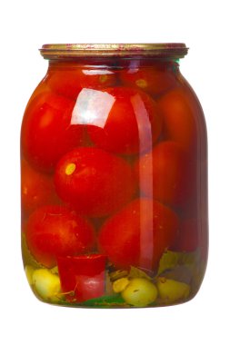 Banka beyaz arka plan üzerinde izole konserve kırmızı domates