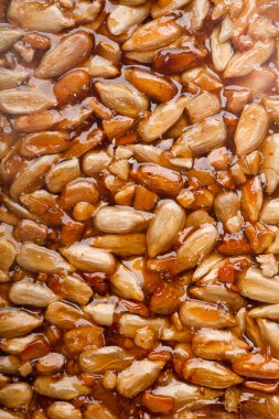 Kozinaki yapılan ayçiçeği tohumu, fındık, susam bir suga içinde