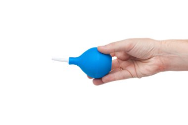 Mavi kauçuk ampul beyaz arka plan üzerinde izole elinde