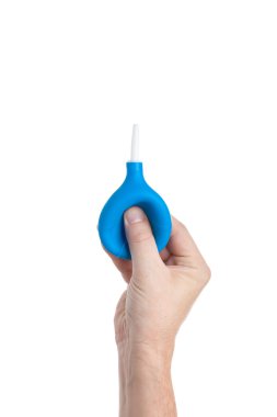 Mavi kauçuk ampul beyaz arka plan üzerinde izole elinde