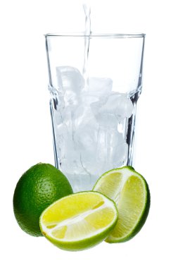 Mojito ve beyaz zemin üzerine bir bardak ıhlamur