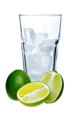 Mojito ve beyaz zemin üzerine bir bardak ıhlamur