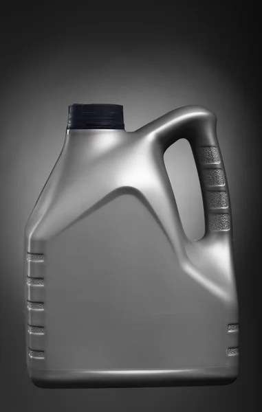 teneke kutu üzerinde siyah beyaz degrade ba izole motor yağı ile