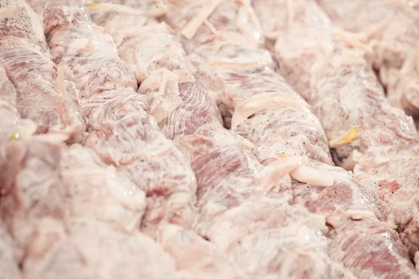 Маринованный шашлык, мясо-гриль на металлическом шампуре, крупным планом . — стоковое фото