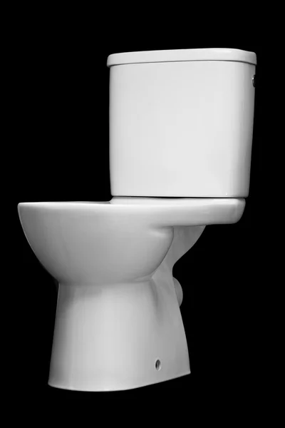 Белый керамический туалет изолирован на черном фоне — стоковое фото