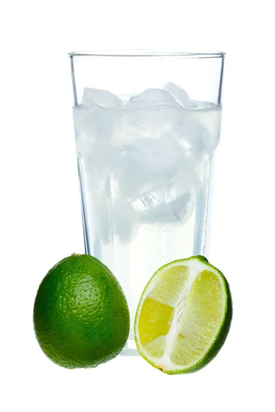 Mojito et limes dans un verre sur fond blanc — Photo