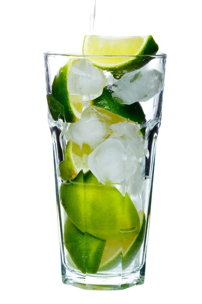Cocktail-Mojito mit grüner Limette isoliert auf weißem Hintergrund — Stockfoto