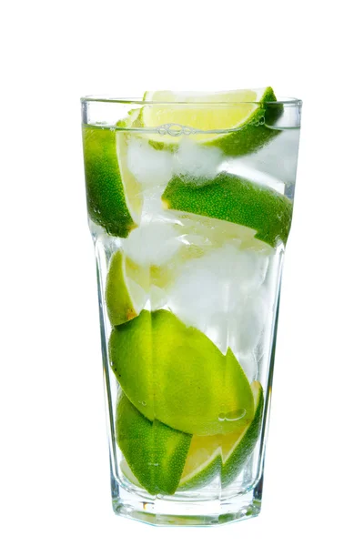 Cocktail-Mojito mit grüner Limette isoliert auf weißem Hintergrund — Stockfoto