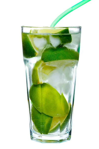 Cocktail-Mojito mit grüner Limette isoliert auf weißem Hintergrund — Stockfoto