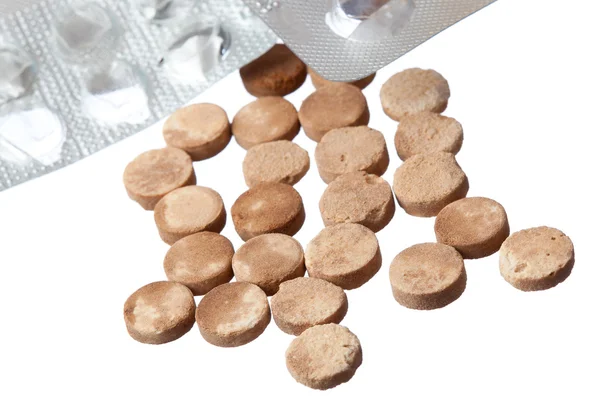Vecchie pillole scadute e imballaggi vuoti su sfondo bianco — Foto Stock