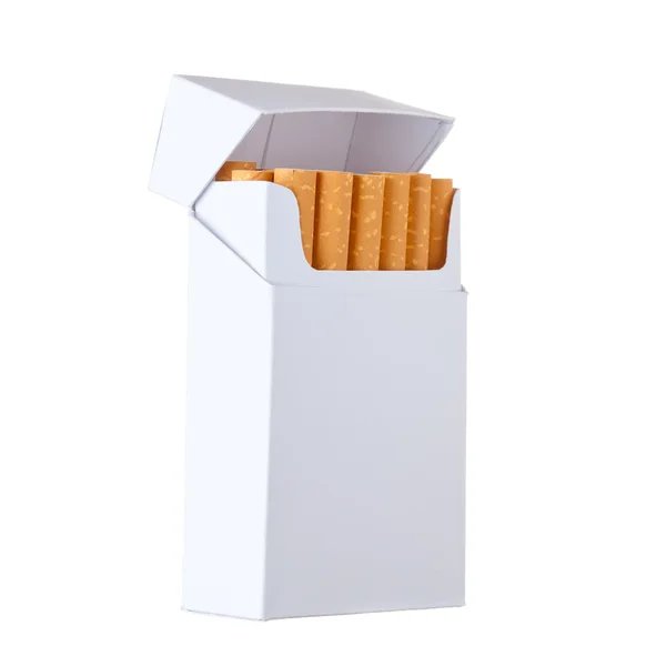 Fehér alapon izolált cigarettacsomag — Stock Fotó