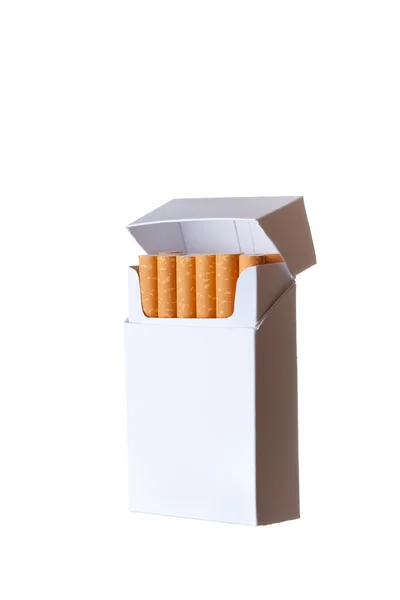 Balení cigaret izolovaných na bílém pozadí — Stock fotografie