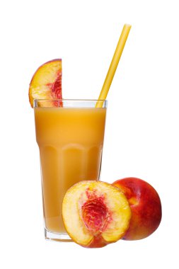 bir cam ile şeftali ve saman izole bir dilim şeftali suyu 