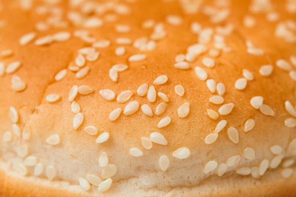 Pão com sementes de gergelim para um hambúrguer isolado em backgrou branco — Fotografia de Stock