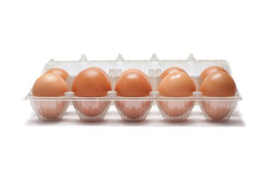 Gölge üzerinde beyaz backgrou izole bir plastik torba içinde çiğ yumurta