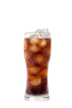 buz üzerinde beyaz izole uzun cam parçaları ile cola içkiyle 